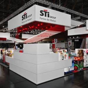 Messestand für STI Group