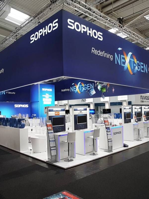 Messestand mit Leuchtrahmen und MultiWall