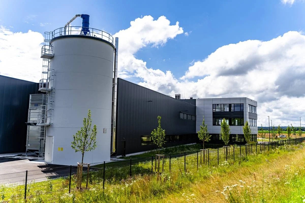 Umweltfreundliche und eigene Stromerzeugung im Firmengebäude von Rappenglitz Messebau München Umweltfreundliche und eigene Stromerzeugung im Firmengebäude von Rappenglitz Messebau München