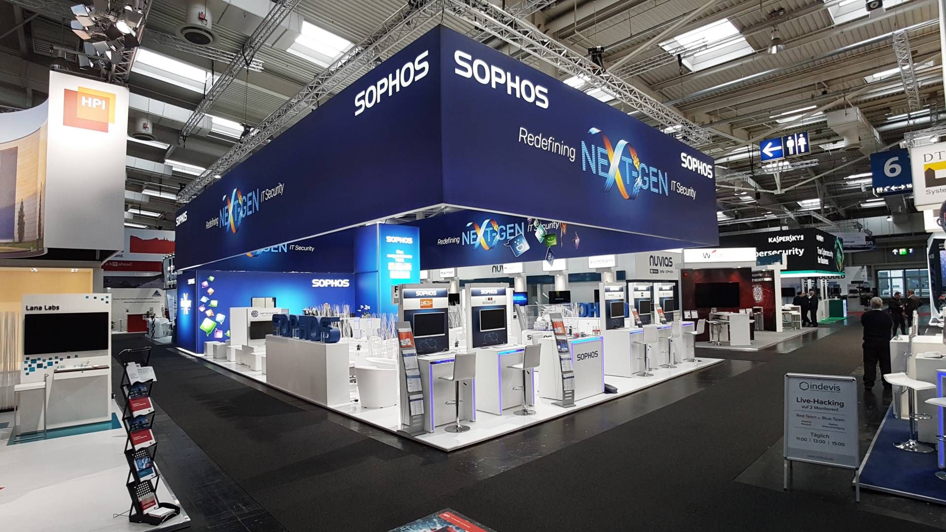 Messestand mit Leuchtrahmen und MultiWall